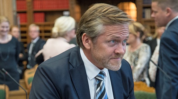 Trads: Enten falder topskatten. Ellers ryger regeringen