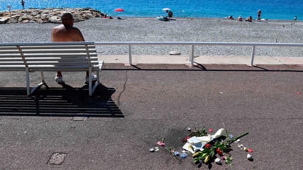 Blomster på promenaden i Nice tre dage efter terrorangrebet 14. juli. 