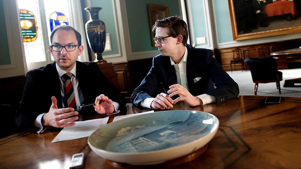 Arkivfoto. Jeppe Bruus sammen med skatteminister Karsten Lauritzen (V). 