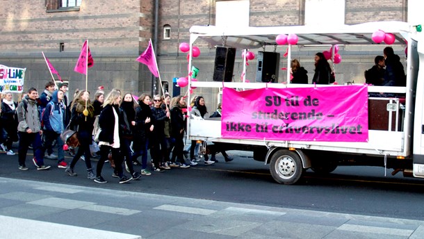 Ved den seneste SU-reform i 2013 demonstrerede de studerende mod ændringerne, og studenterorganisationerne fører allerede kampagne mod nye beskæringer af studiestøtten. 