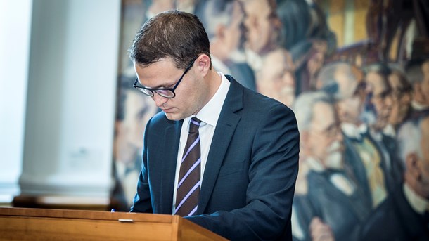 Christian Rabjerg Madsen har været medlem af Folketinget i et år. Her skriver han under på Grundloven.