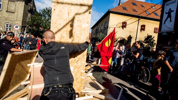 Christianitter i færd med at rydde op i Pusherstreet efter onsdagens skuddrama på fristaden. 