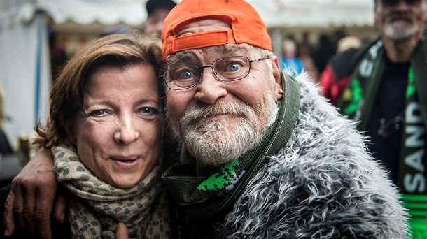 Karen Ellemann på Hjemløsedagen sammen med Jørgen Larsen, som er hjemløs.