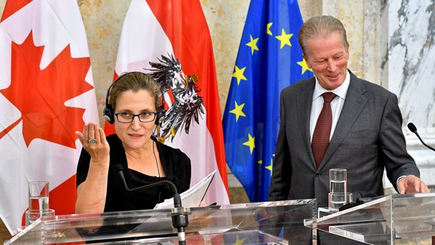 Canadas handelsminister, Chrystia Freeland, og Østrigs vicekansler, Reinhold Mitterlehner, under en pressekonference i Østrig 21. september 2016 om en ny frihandelsaftale mellem EU og Canada. 