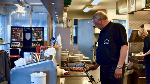 På Assens havn har grillbaren ansat en flygtning i IGU-forløb. Ejer Morten Tukjær er godt tilfreds med ordningen.