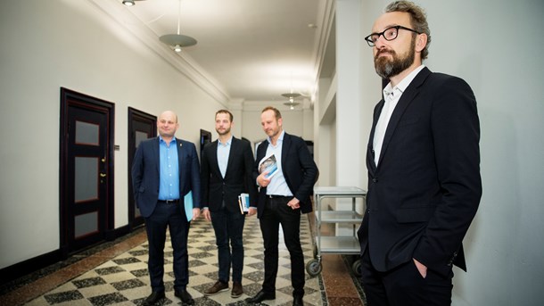 Søren Pape Poulsen (K), Morten Østergaard (R), Martin Lidegaard (R) og Ole Birk Olesen (LA) på vej til forhandlinger om regeringens helhedsplan. 