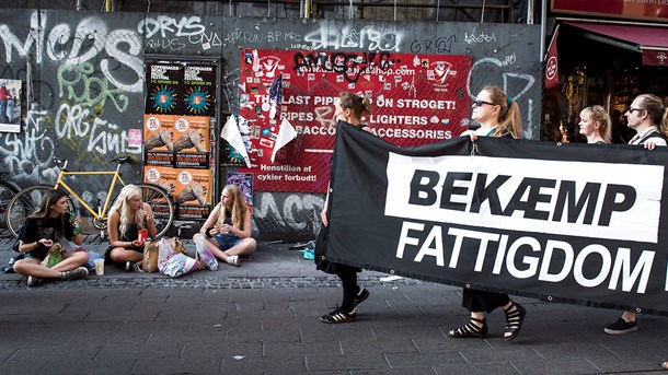 Demonstranter gik i sørgemarch gennem København, da kontanthjælpsloftet blev indført i september. Regeringen foreslår nu at bruge en stor andel af satspuljemidlerne til at 