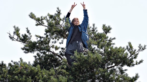 En demonstrant er klatret op i et træ. Østerild 2011.