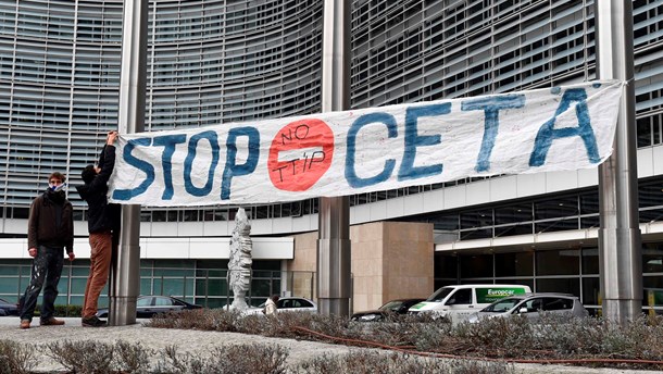 De seneste uger og dage er modstanden med frihandelsaftalen mellem EU og Canada vokset. Og 27. oktober 2016 var der demonstrationer udenfor EU-Kommissionen hovedkvarter i Bruxelles. 