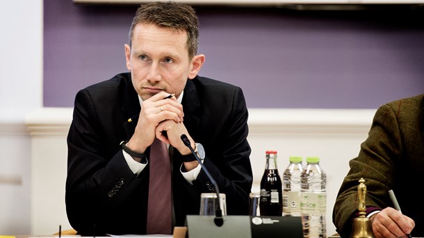 Udenrigsminister Kristian Jensen (V) leder forhandlingerne om en ny udviklingspolitisk og humanitær strategi for de ca. 15 milliarder kroner, som Danmark bruger årligt på udviklingsbistand.