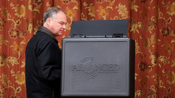 Tim Kaine på vej til at aflevere sin stemme i Richmond, Virginia. 