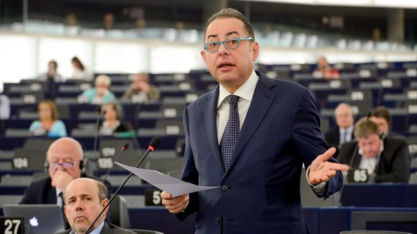 Formanden for den socialdemokratiske S&D-gruppe i Europa-Parlamentet, Gianni Pittella, mener, at forhandlingerne om tyrkisk optagelse i EU skal lægges på is. Parlamentarikerne stemmer om spørgsmålet torsdag.