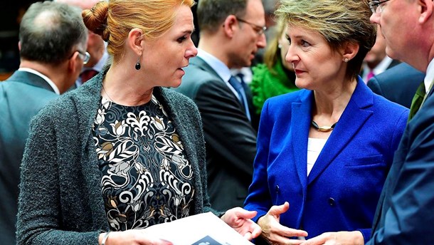 Inger Støjberg i samtale med den schweiziske justitsminister Simonetta Sommaruga på rådsmøde i Bruxelles fredag d. 18. november 2016. (Foto: Emmanuel Dunand/Scanpix)