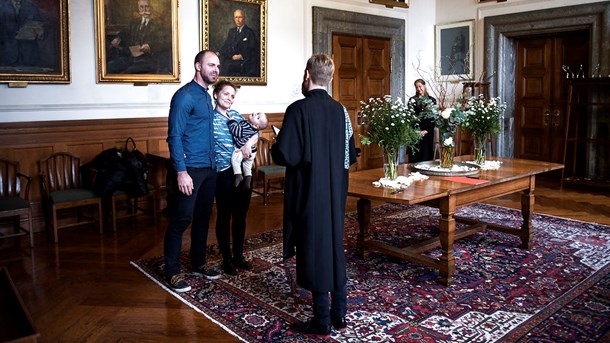 Lokale politikere har i mange år påtaget sig rollen som giftefoged og fået godtgjort kørsel i den forbindelse. I strid med loven.