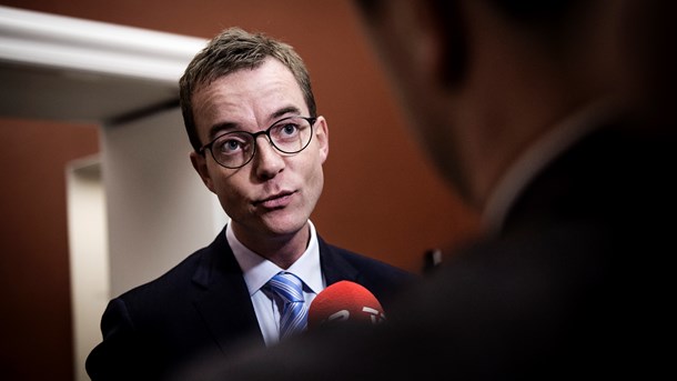 Det kompromisforslag om en ny økologiforordning, der i sidste uge faldt til jorden i Bruxelles, ville have skadet danske økologer. Det mener miljø- og fødevareminister Esben Lunde Larsen (V).