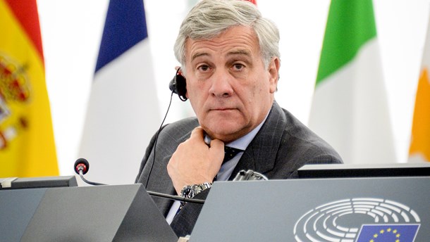 Antonio Tajani ses af nogle som en kontroversiel kandidat til formandsposten, da han tidligere har været talsmand for den skandaleramte italienske præsident Silvio Berlusconi.