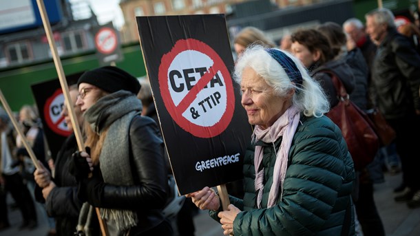 I oktober demonstrerede en række danske foreninger og organisationer  i København mod frihandelsaftalerne TTIP og CETA. Førstnævnte forhandles lige nu mellem EU og USA, mens sidstnævnte aftale mellem EU og Canada er blevet indgået.