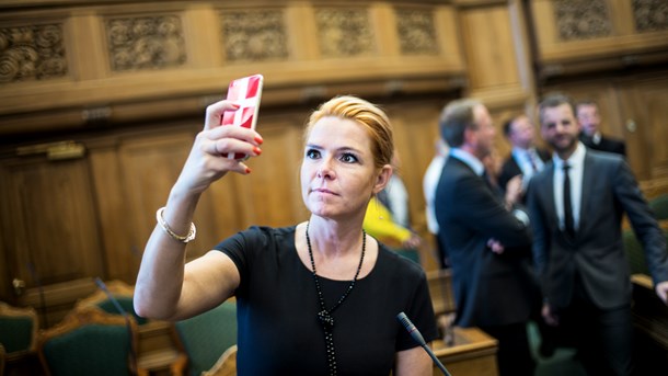 Udlændinge- og integrationsminister Inger Støjberg (V) tager billeder til Folketingets åbning i 2016. 