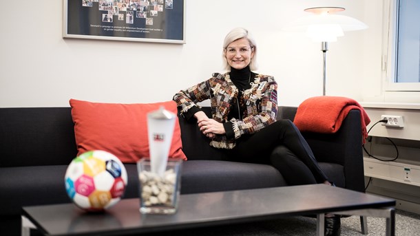 Udviklingsminister Ulla Tørnæs (V) på sit ministerkontor på toppen af Udenrigsministeriet. Foran hende er en fakkel, der repræsenterer hendes tidligere periode som minister, og en fodbold, der repræsenterer de nye tider i udviklingsarbejdet.