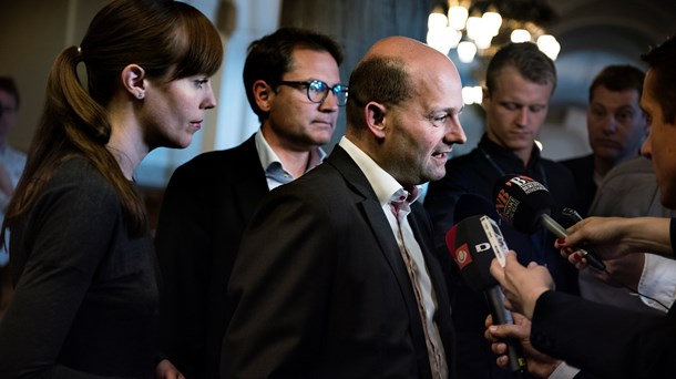 De konservative ministre Mai Mercado, Brian Mikkelsen og  Søren Pape Poulsen var alle stærkt tilfredse med deres ministerposter. Men partiet kom så hovedkulds i regering, at der ikke er udarbejdet en klar strategi for den nye situation.