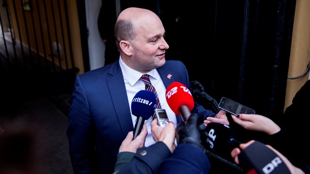 Regeringen giver sig: Ny politiskole placeres i eksisterende bygninger