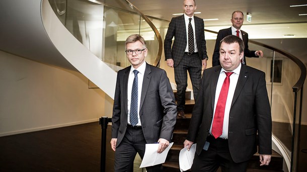 Hovedrollerne ved de private overenskomstforhandlinger spilles af spidserne for Dansk Industri og CO-Industri. Her DI-direktør Karsten Dybvad (tv.) og Metal-formand Claus Jensen på vej til forhandlinger sekunderet af vicedirektør Kim Graugaard (bagerst tv.) og formand for 3F's industrigruppe Mads Andersen.