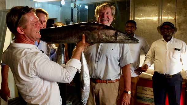 Claus Bindslev, Carl-Jørgen Bindslev og Jens Claus Hansen på fiskeristationen i Berbera, hvor der lige er landet et ton fisk.