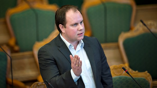 Dansk Folkpartis udlændingeordfører, Martin Henriksen, fastholder partiets forslag om brugerbetaling på tolkebistand trods hård kritik. 