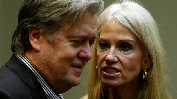 Præsident Trump's chefstrateg Steve Bannon og senior-præsidentrådgiver Kellyanne Conway er begge glade for begrebet 'fake news'. [Foto: Scanpix/Kevin Lemarque]