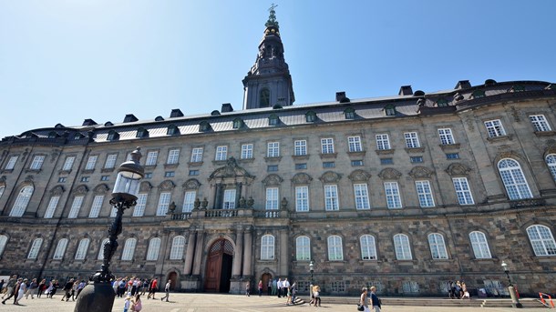 3F har placeret deres kampagne-reklame strategisk foran Christiansborg, skriver Benjamin Rud Elberth. 