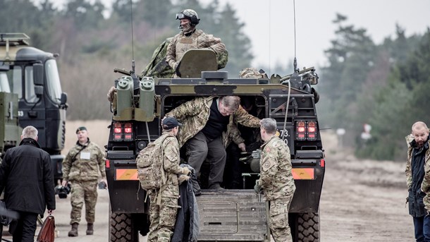 Forsvarsminister Claus Hjort Frederiksen ankommer til Nato-øvelse i Oksbøl 8. marts 2017.