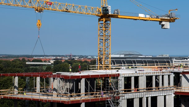 Byggebranchen skal blive bedre til at genanvende, skriver de to direktører.