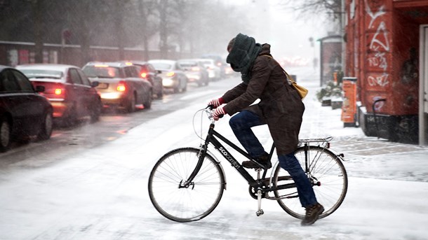 Store hætter, hovedtelefoner og fravær af cykelhjelme er ifølge DTL med til at forringe trafiksikkerheden.