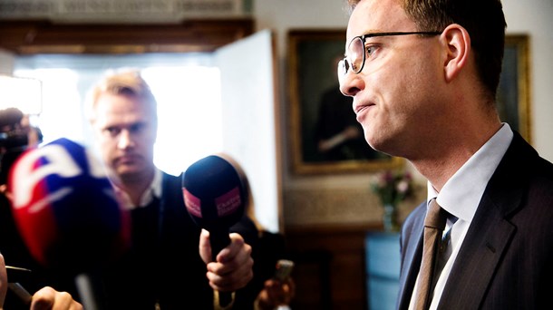 Esben Lunde Larsen (V) afventer sin ministerskæbne efter et samråd fredag, hvor miljø- og fødevareministeren kun kom i yderligere problemer. 