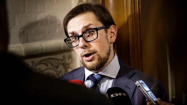 Økonomi- og indenrigsminister Simon Emil Ammitzbøll (LA) mener, at det kan være nødvendigt at 'hugge en hæl og klippe en tå', når den demokratisk samtale handler om fordeling af mandater ved kommunal- og regionsvalg.