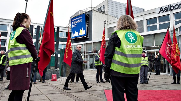 Kommunalt underforbrug på velfærd betyder færre hænder til at hjælpe ældre og børn, advarer blandt andet SF og Enhedslisten.