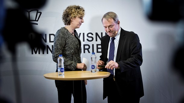 Daværende undervisningsminister Christine Antorini (S) sammen med professor Niels Egelund i december 2013, da de sammen præsenterede resultaterne af PISA
2012-undersøgelsen.