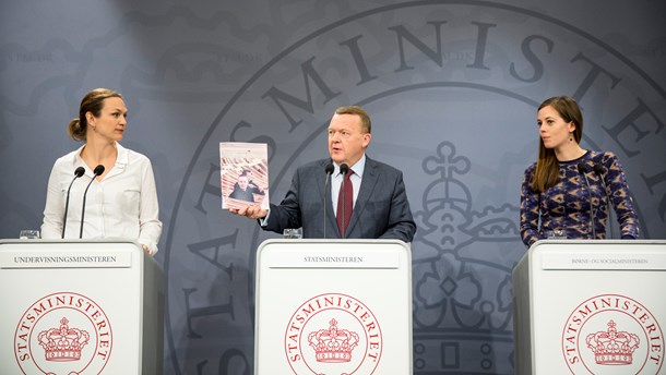 Statsminister Lars Løkke Rasmussen med udspillet ”Tro på dig selv – det gør vi” i hånden onsdag. 