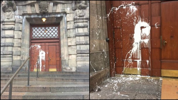 Sådan så hoveddøren i Rigsdagsgården på Christiansborg ud torsdag morgen.