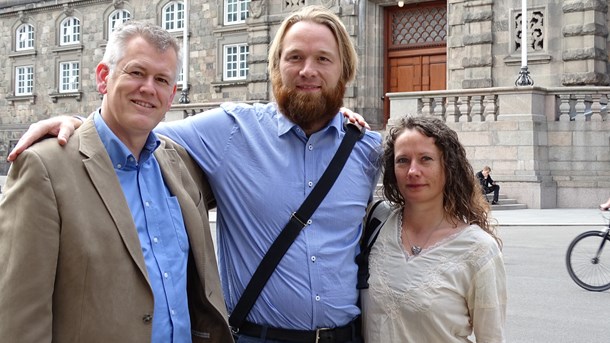 Fair Bidragssats-delegationen før et møde på Christiansborg. Fra venstre ses Flemming Trap, Chresten Ibsen og Louise Andersen.