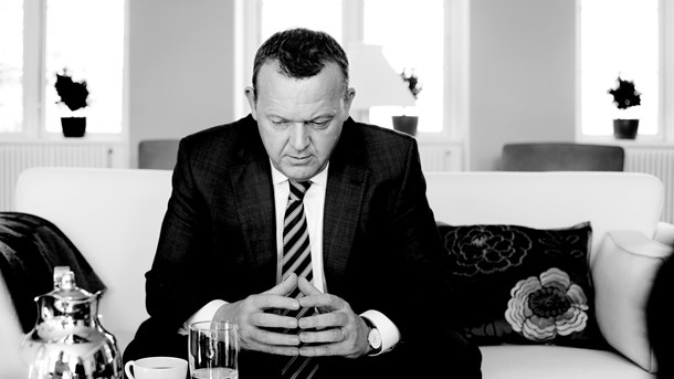 Statsminister Lars Løkke Rasmussen (V) er i spidsen for en svag regering, der ikke har flertal for væsentlige dele af sin økonomiske politik. Men det havde Thornings (S) socialdemokrater heller ikke, mens den konservative Poul Schlüter i 80'erne måtte finde sig i, at sikkerhedspolitikken blev lagt af R, S, SF og VS.  