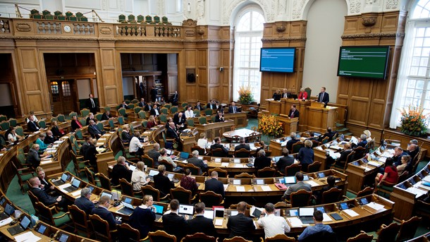 Onsdag er der afslutningsdebat i Folketingssalen. Debatten har tradition for at kunne trække ud til efter midnat. På billedet ses efterårets åbningsdebat.