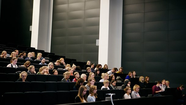 Lektor fik klage for at sende mails: Nu langer hun ud efter ungdommen