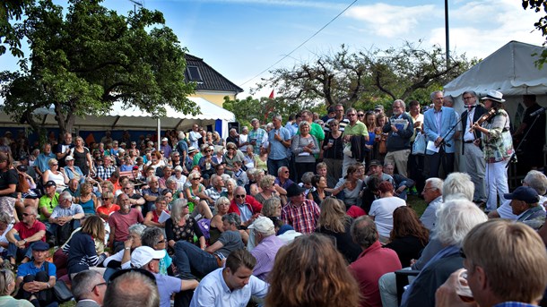 Bertel Haarder (V) og Søren Pind (V) under fællessang på Folkemødet i 2013. De to kan du opleve i løbet fredagen, når de sammen kl. 13.30 synger sange fra Højskolesangbogen.