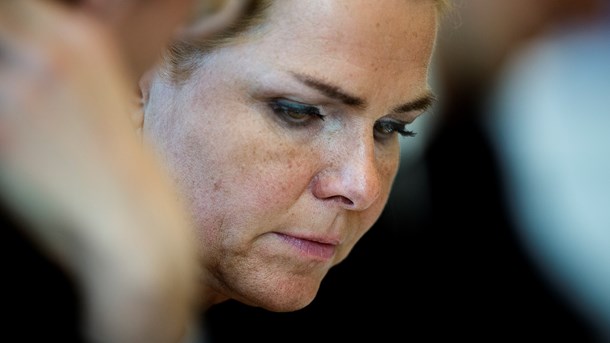 DER KOMMER EN DAG: Når flertallet næste gang skifter i Folketinget, bliver det gulvtæppe, regeringen sidder tungt på lige nu, blotlagt og løftet.