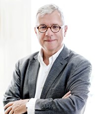 Rasmus Nielsen (56), journalist (DJH) 1983. Freelance DR 1984-89. Studieophold Los Angeles 1985-86.Selvstændig tv-producent 1988-2003. TV 2/Lorry vært og valgansvarlig 1989-1993. Producent og redaktør, TV 2-regionerne på Christiansborg 1994-99. Stifter og ejerleder Altinget 2000-. Udgiver af Altinget.dk, Altinget.se ogMandag Morgen. Initiativtager til Oluf Høst Museet 1996. Næstformand Danske Medier 2014-. 