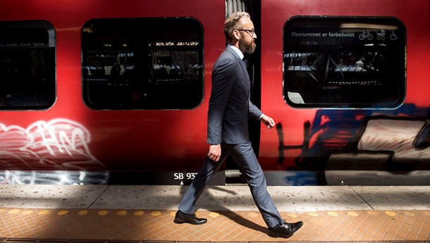 Regeringen går med transportminister Ole Birk Olesen (LA) i spidsen til kamp mod DSB's dominans på de danske jernbaner.