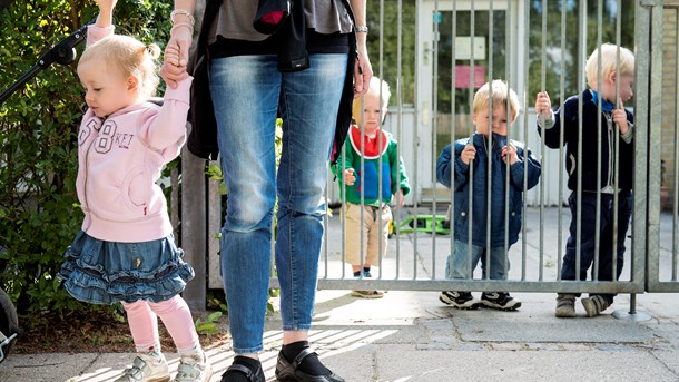 Små børn lærer gennem leg og ikke ved at intervaltræne bogstaver og tal, skriver Anne Kjær Olsen, uddannelseschef i Professionshøjskolen UCC.