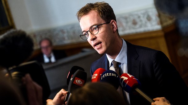 Esben Lunde Larsen (V) måtte igennem et langt samråd forklare sig om, hvorvidt han havde tilbageholdt informationer for de øvrige partier om tiltag, der kunne bremse op for havets kvotekonger.