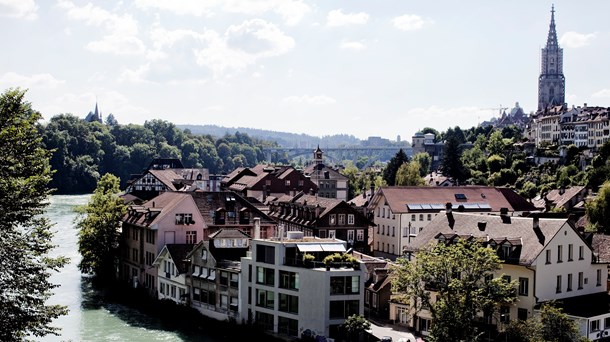 SMØRHULLET: På trods af DR's fejlagtige oplysninger er der mange grunde til at foretrække Schweiz fremfor Danmark. På billedet ses hovedstaden, Bern.